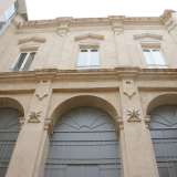 Circondati dalla facciata interna del palazzo...